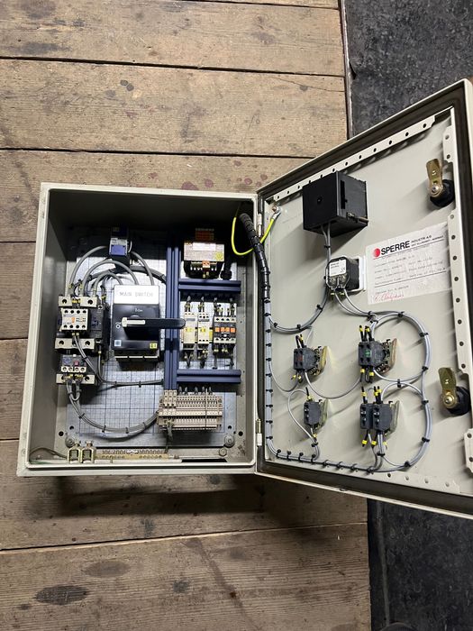 Электрический щит основного и резервного питания.