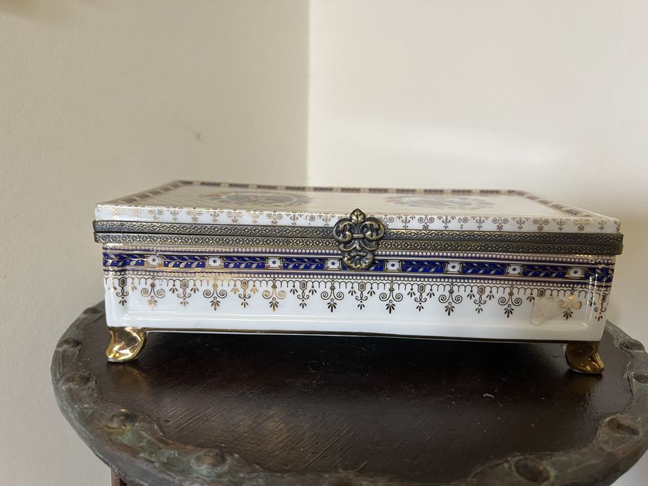Шкатулка порцелянова