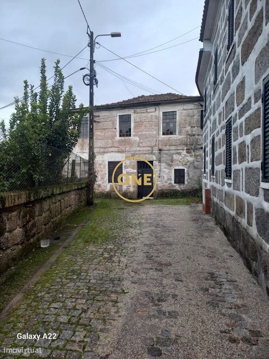 Moradia de 2 pisos para restauro, situada em Delães, com quintal e log