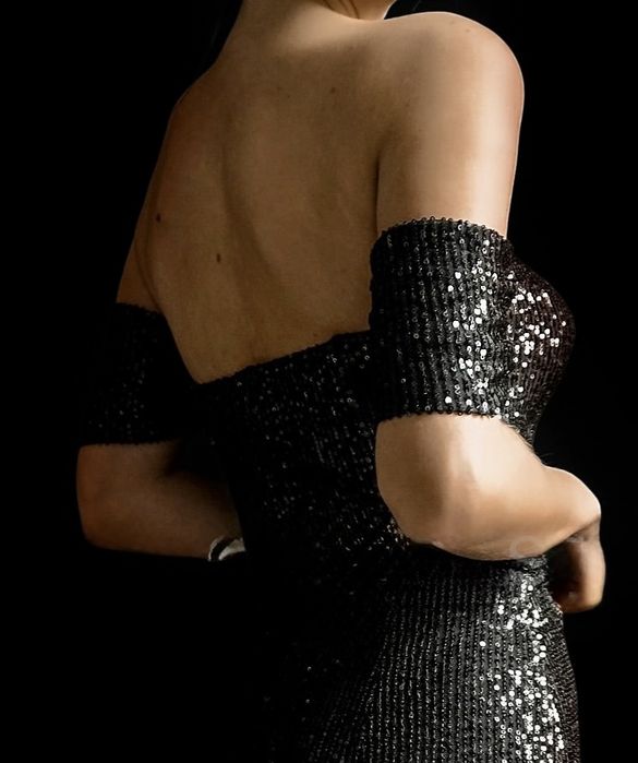 czarna sukienka maxi z cekinami i rozcięciem, rozmiar XS (34)