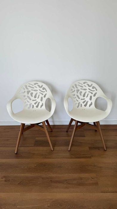 Cadeira Ikea branca com encosto esculpido.