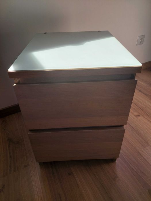 Mesa cabeceira Malm com tampo de vidro