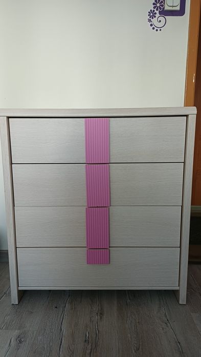 Nowoczesna komoda z szufladami – jasne drewno + różowe lamele. Stan bdb!