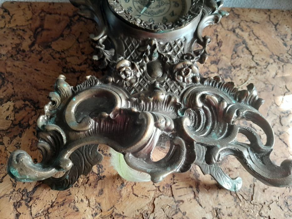 Stary zegar nakręcany z mosiadzu