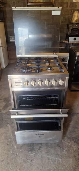 Vendo fogão semi industrial marca Meireles forno elétrico impecável