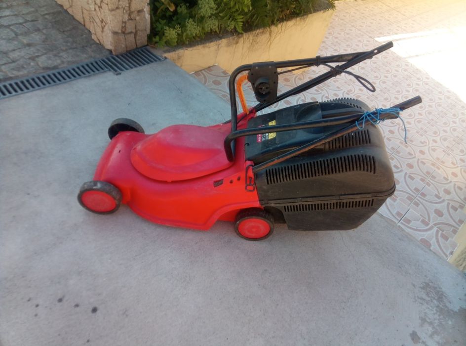 Máquina de cortar relva