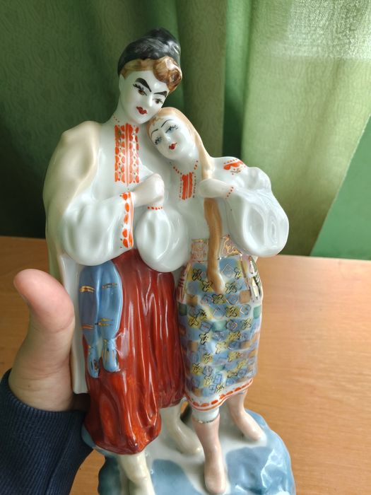 Piękna porcelanowa figurka para folklor ceramika