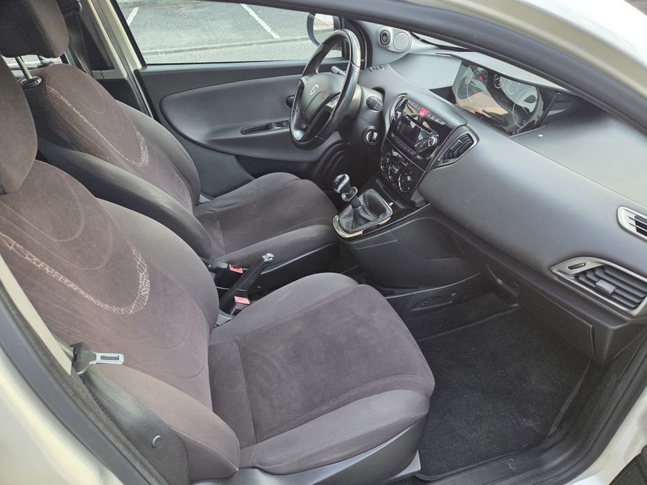 Lancia ypsilon 2011