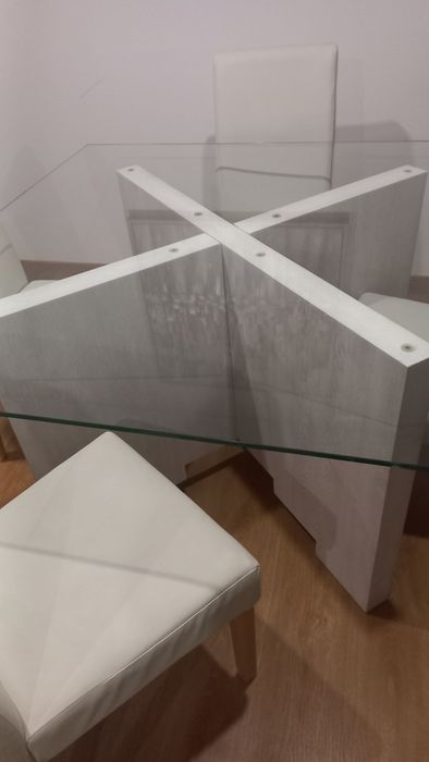 Mesa de jantar quadrada nova