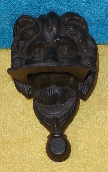 Batente de porta grande com cabeça de leão em ferro fundido