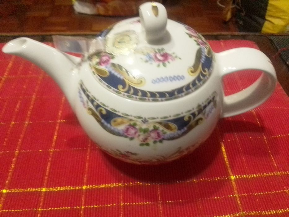 Bule em.  Porcelana