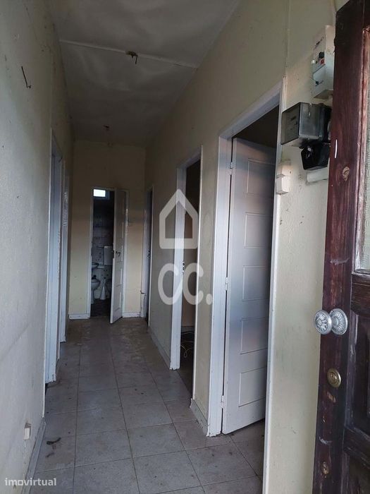 Moradia para restauro com terreno na periferia da cidade excelente opo