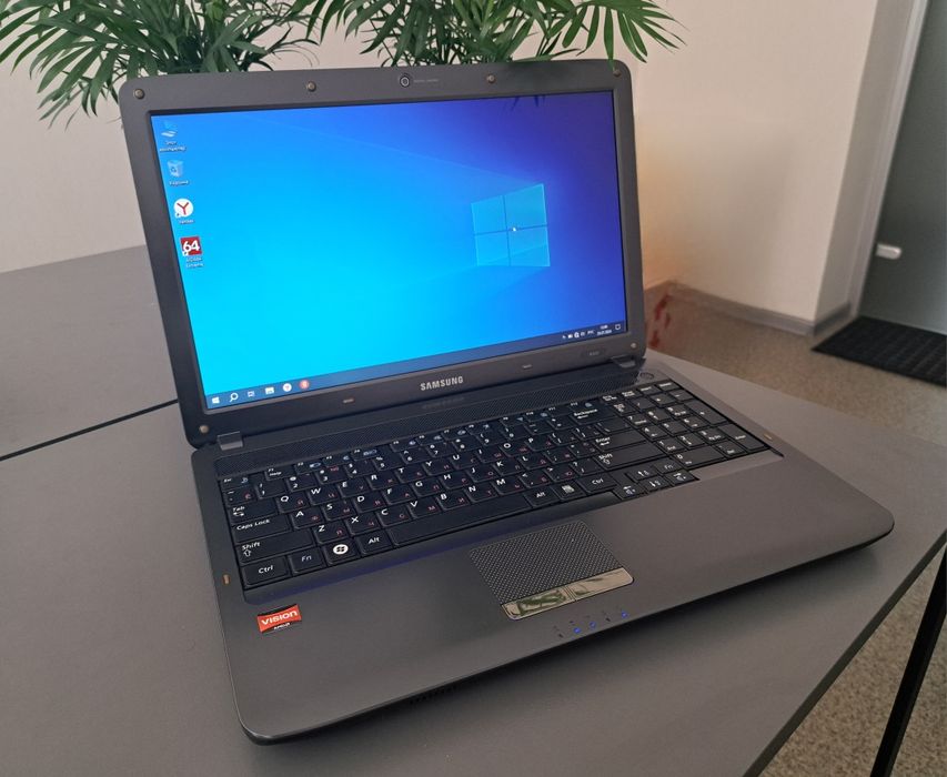 Ноутбук Samsung R523, SSD120Gb, DDR3 8Gb, AMD Vision, Turion, нова батарея, гарний стан
