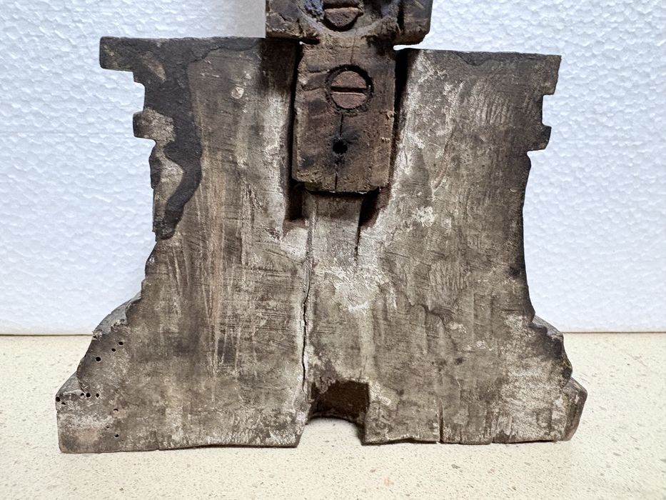 Antigo crucifixo de arte popular brasileira em madeira esculpida