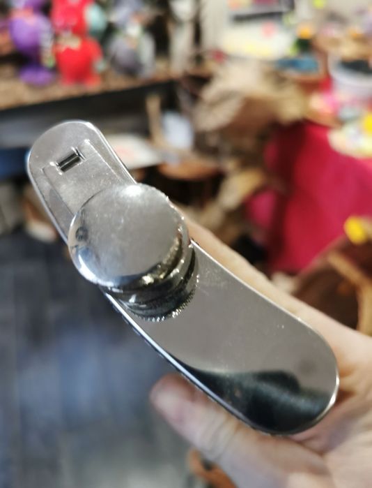 Kobieca piersiówka jak biżuteria do torebki