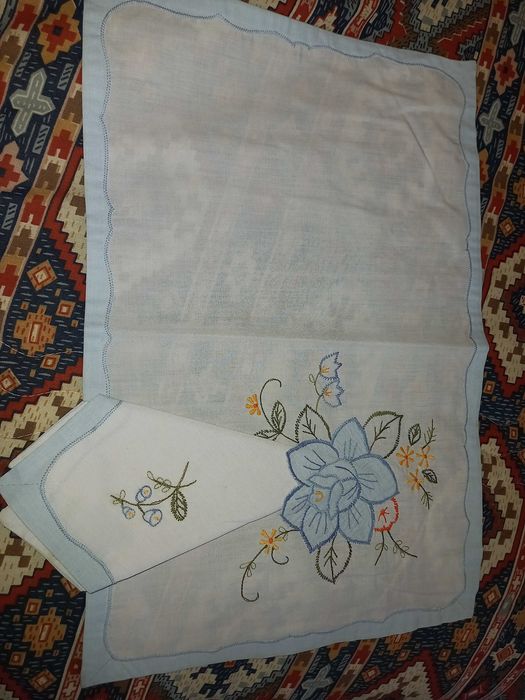 Individuais com guardanapos de tecido, bordados - Local