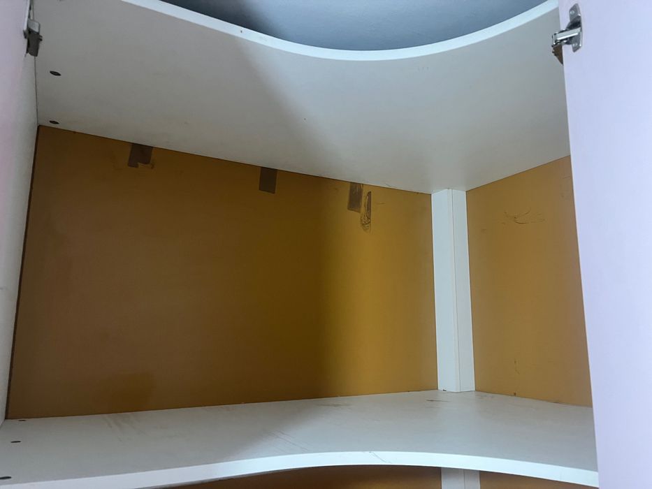 Armário de canto com bastante espaço