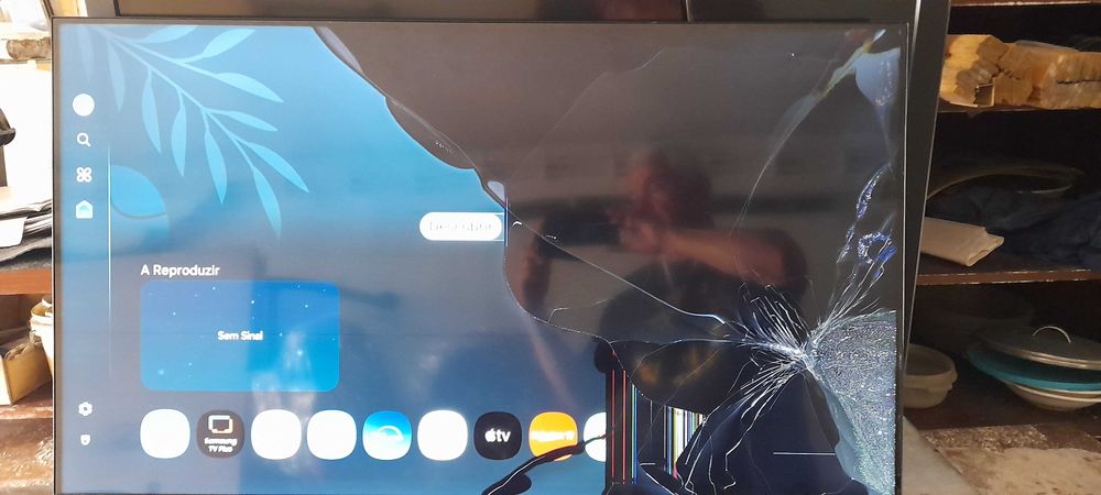 Vendo TV Samsung TU43U8005FU com o painel danificado.