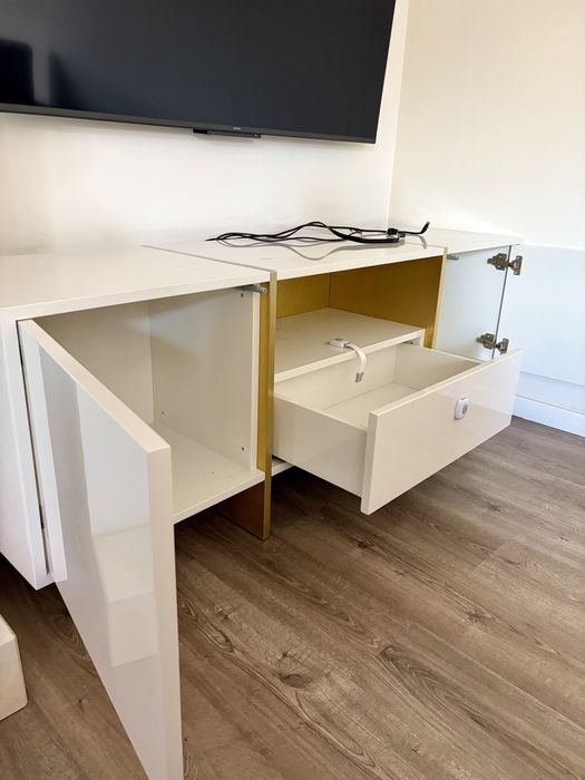Movel tv branco e dourado