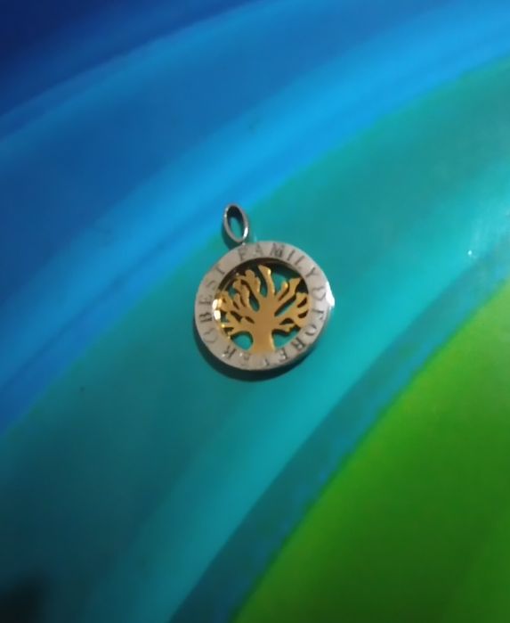 Medalha com a árvore da vida