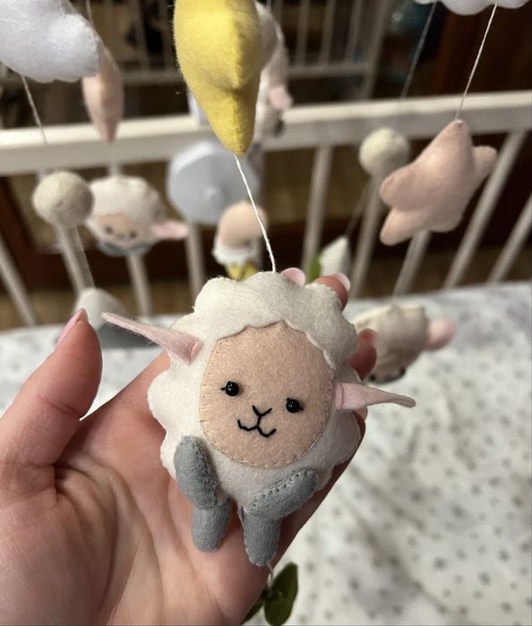 Дитячий мобіль із фетру