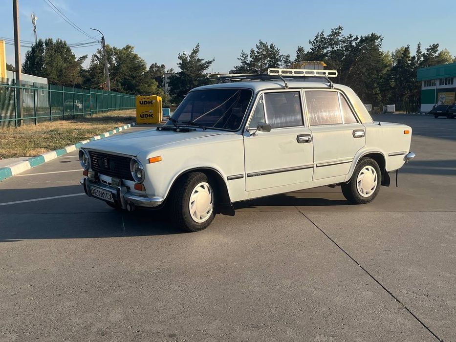 Продам ВАЗ 2101 («Копійка»), 1973 року випуску.
30 років в одних руках. Авто доглянуте, постійно обслуговувалось.
Встановлений кондиціонер. Холодить дуже добре.
Для літа дуже необхідна річ.
Кузов фарбувався, переварювався, оброблений та задутий.
Двигун у справному стані, працює рівно. Встановлено електронне запалювання.
Гальмівна система перебрана. Ходова частина повністю перебрана, нова гума.
Проводка в порядку. Скло тоноване.
Автомобіль добре заводиться, їде м’яко, підвіска комфортна.
Не вибаглива в експлуатації.
Підійде для поціновувачів класичної техніки.
Можу скинути відео.
Дірок по  салону, багажнику та в арках нема. Стакани норм. Пороги замовленні.
Печька гріє по повній