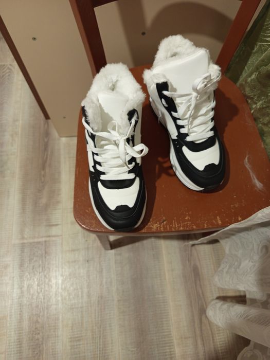 Зимові кросівки жіночі. Розмір 38
