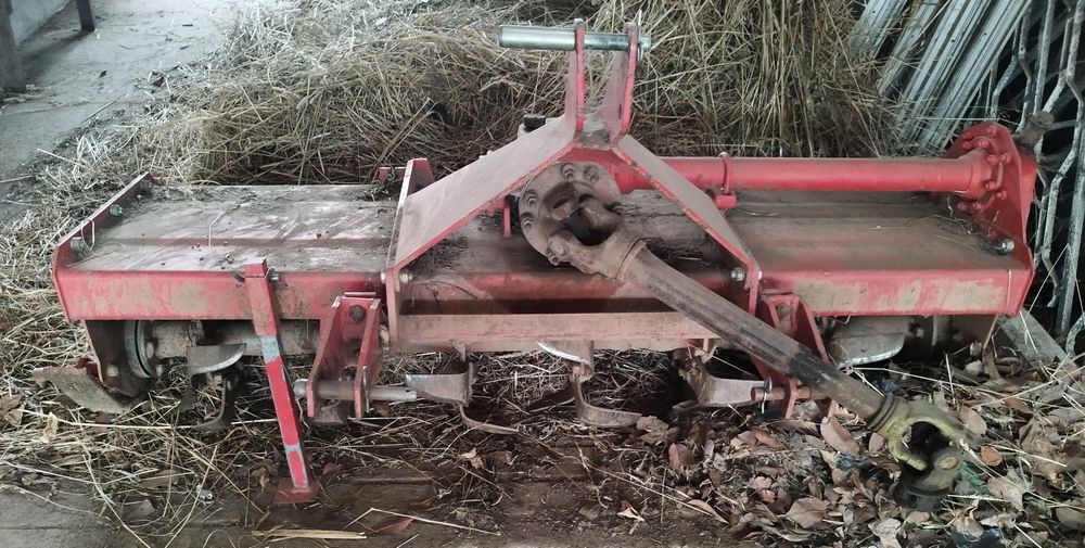 Trator agrícola com alfaias