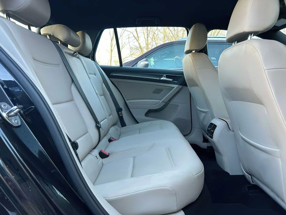 Volkswagen e-Golf      2018