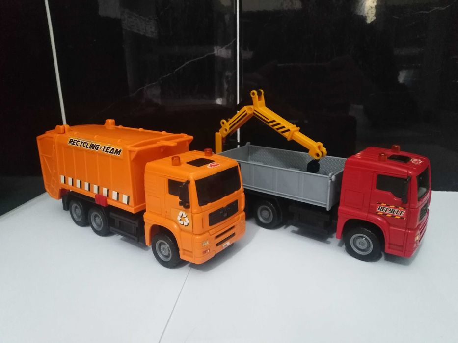 Conjunto de 2 camiões de brincar fazem parte da série Heavy City Truck