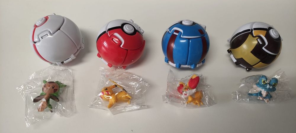 Pokemon Trainer Belts, Pokéballs, Figure Bags with 24 Pokémons