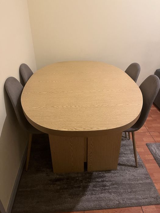 Mesa de jantar com cadeiras