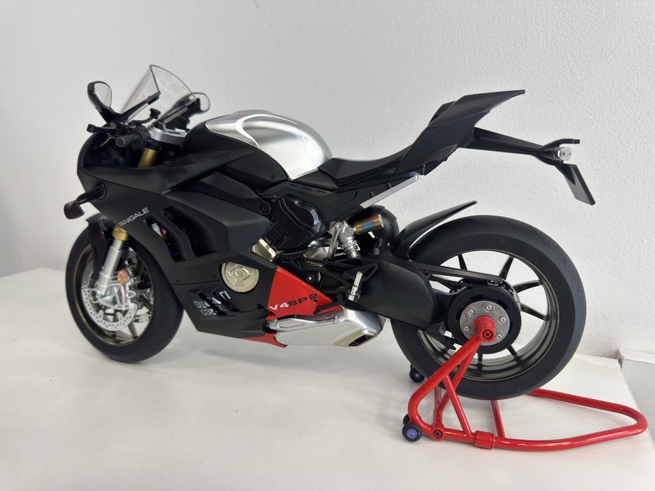 Ducati Corse V4. Funciona, tem chave, acende luzes, deita fumo, roda traseira gira. Tamanho 1:6