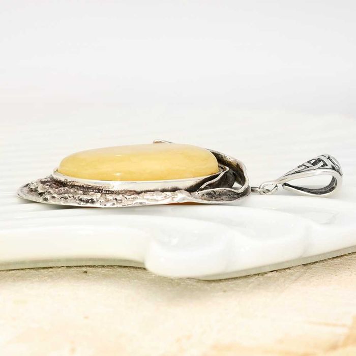 Srebrna zawieszka z bursztynem pr.925