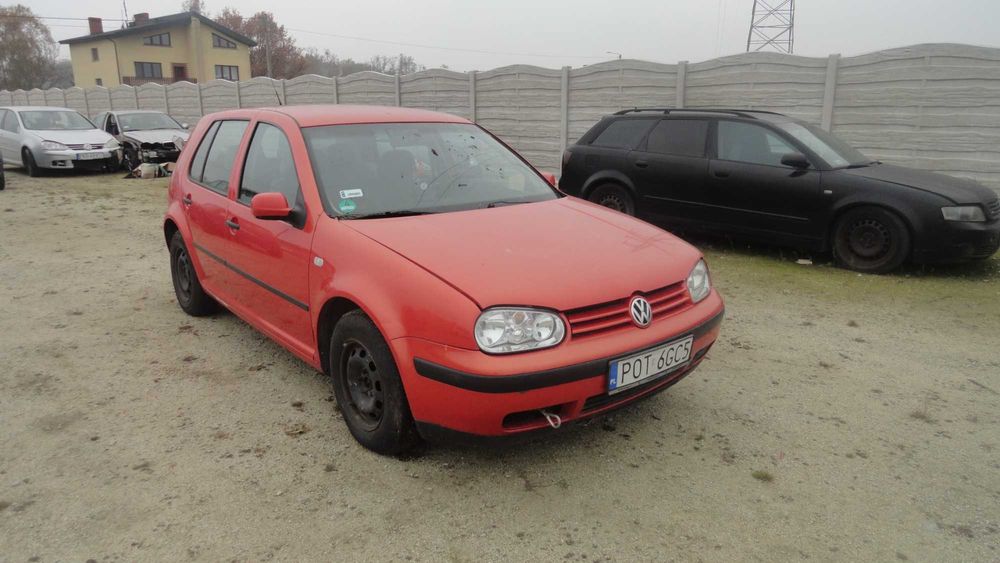 Volkswagen Golf 4 Na Części 5 Drzwi Na Części poje 1390 kolor LHZY