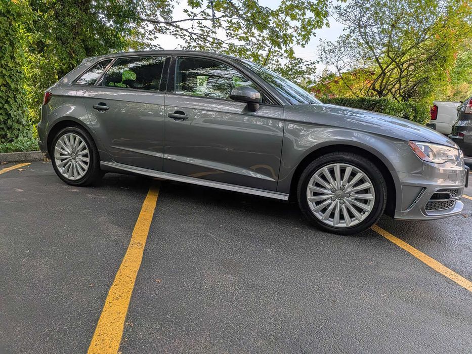 Audi A3 e-tron      2016