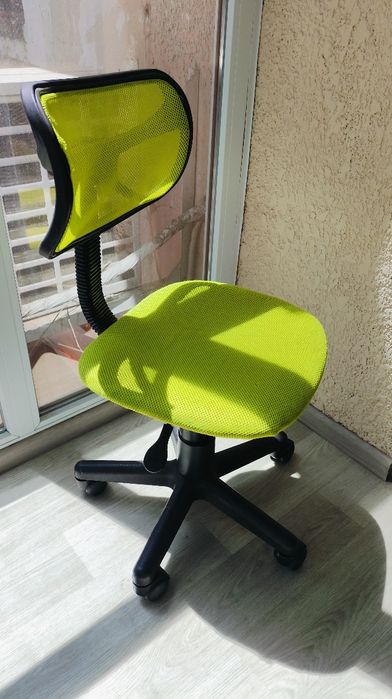 Детский стул на колёсиках