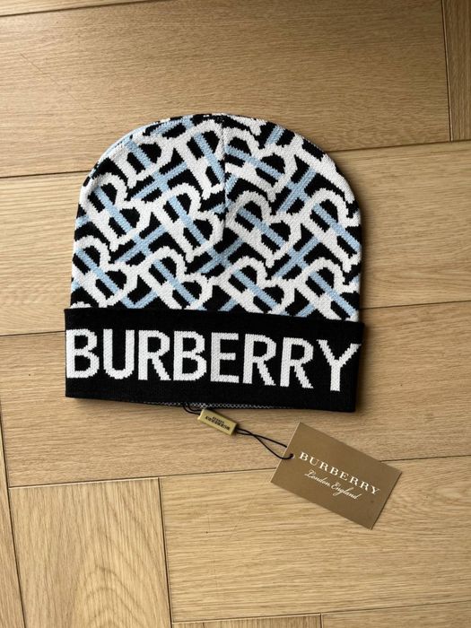 Burberry czapka.