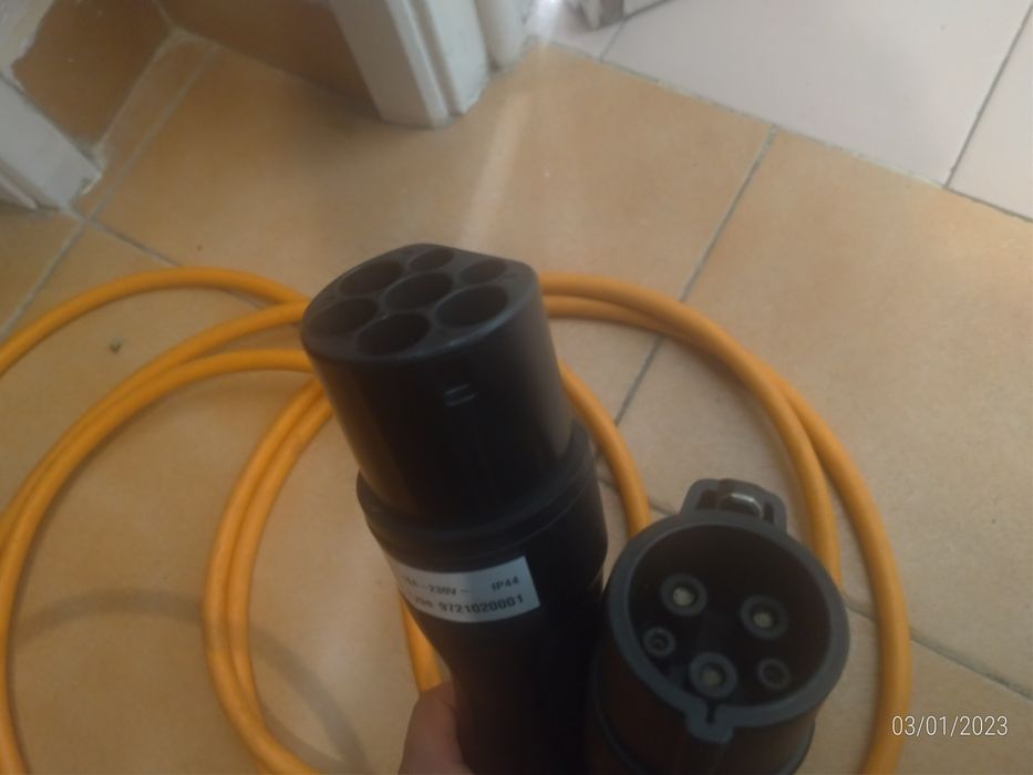 Cabo para carregamento elétrico.