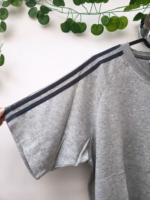 T-shirt Cinzenta com Riscas Azuis Escuras
