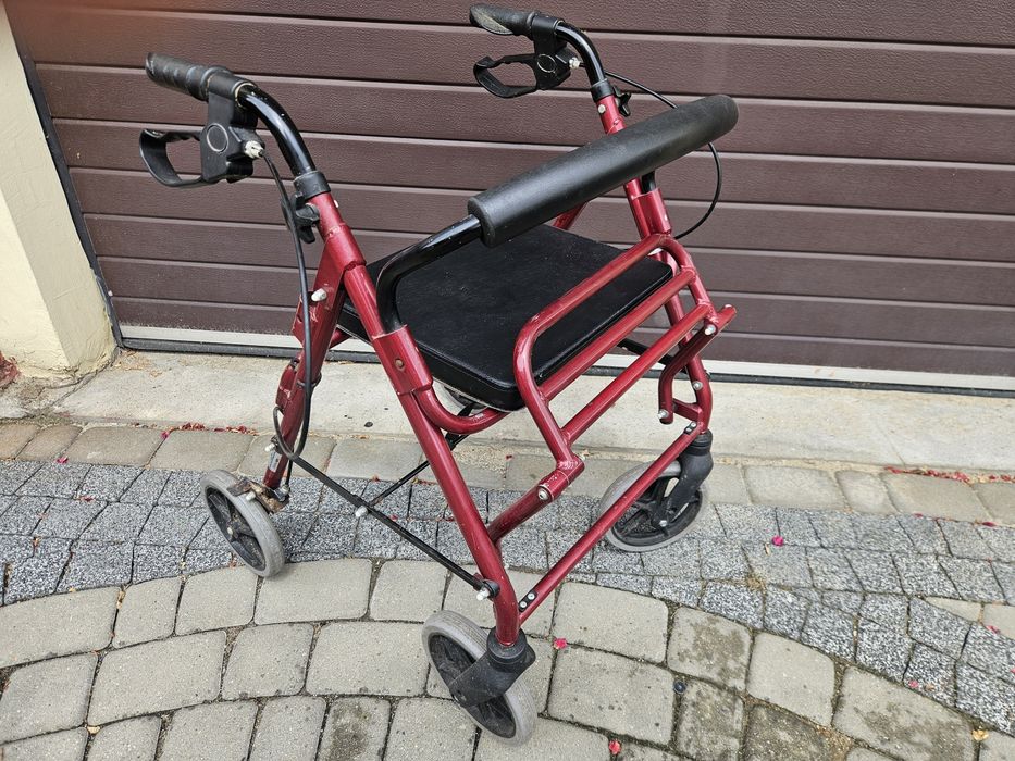 Chodzik, balkonik dla starszej osoby.