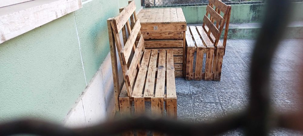 Mesa e 2 bancos corridos em paletes
