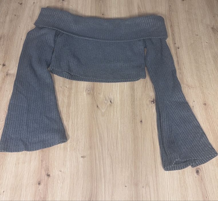 prążkowany crop top damski z odkrytymi ramionami szary