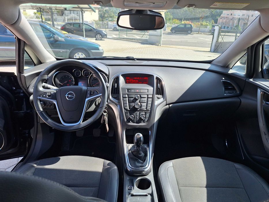 OPEL ASTRA SPORT TOURER  2011