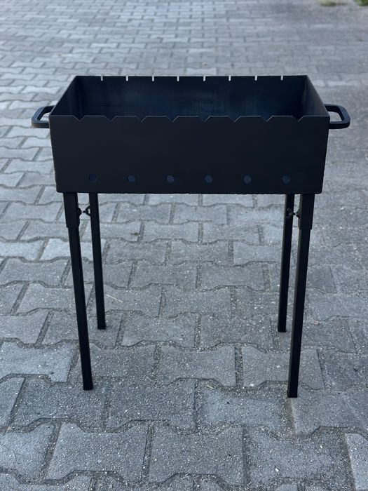 Składany grill na 8 szaszłyków.