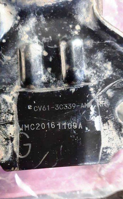 Продаються передні важелі підвіски (лівий та правий), б/у. Ford Escape