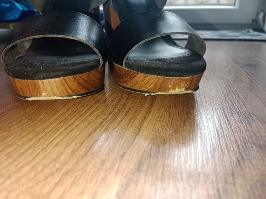 Sandały na koturnie