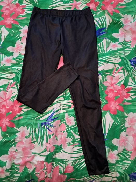 Damskie czarne legginsy r. 40