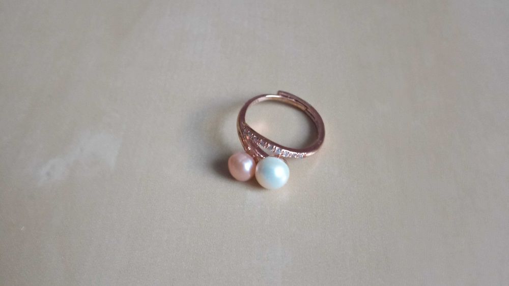 Nowy pierścionek o złotym kolorze z przezroczystymi małymi cyrkoniami