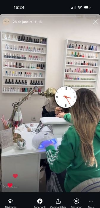 Unhas expositores Esmaltes e mesa manicure